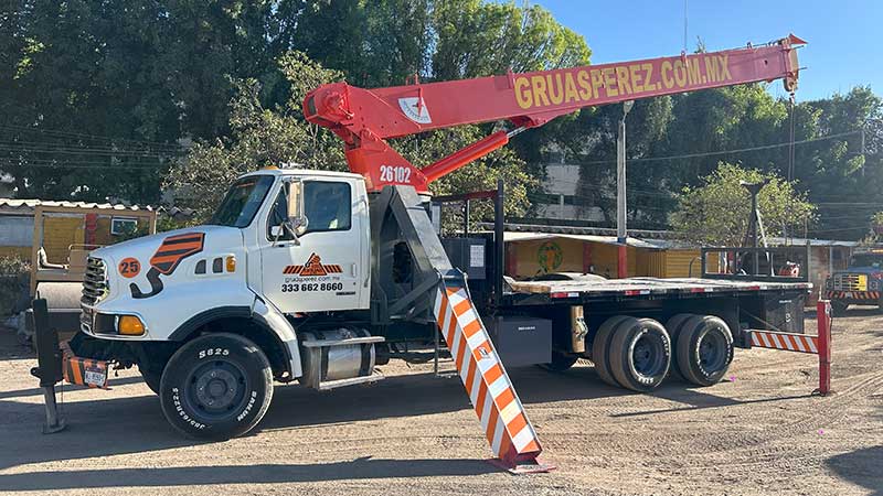 01-grua-titan-de-25-toneladas-gruas-industriales-perez-renta-de-gruas-industriales