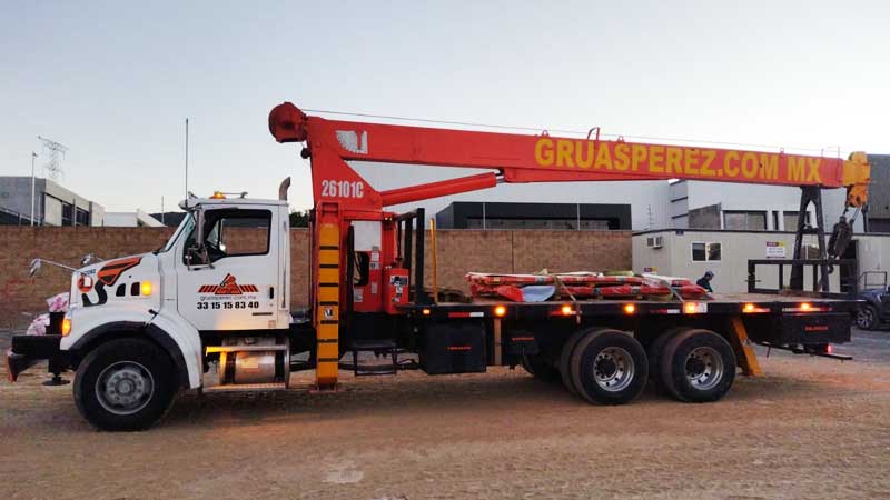 01-grua-titan-de-26-toneladas-gruas-industriales-perez-renta-de-gruas-industriales