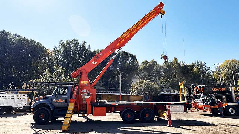 01-grua-titan-de-27-toneladas-gruas-industriales-perez-renta-de-gruas-industriales