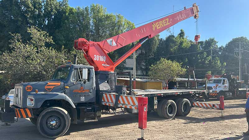 01-grua-titan-de-30-toneladas-gruas-industriales-perez-renta-de-gruas-industriales