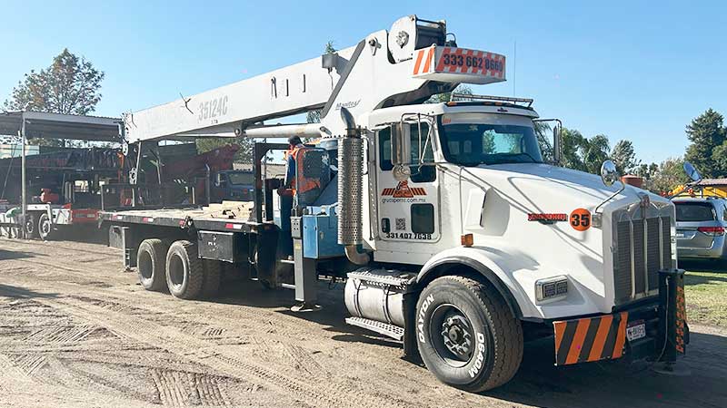 01-grua-titan-de-35-toneladas-gruas-industriales-perez-renta-de-gruas-industriales-y-gruas-titan