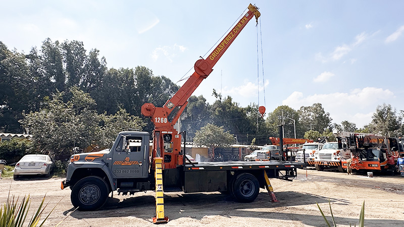 02-grua-titan-de-12-toneladas-gruas-industriales-perez-renta-de-gruas-industriales