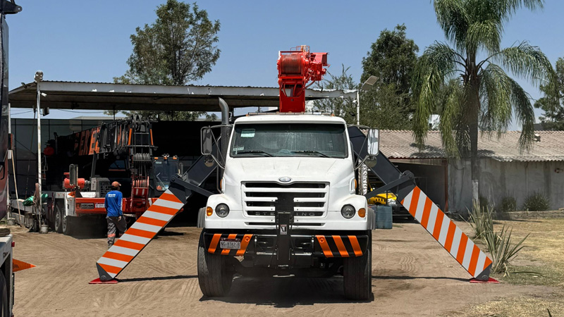 02-grua-titan-de-22-toneladas-gruas-industriales-perez-renta-de-gruas-industriales