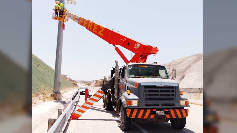 02-grua-titan-de-24-toneladas-gruas-industriales-perez-renta-de-gruas-industriales