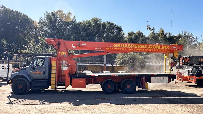 02-grua-titan-de-27-toneladas-gruas-industriales-perez-renta-de-gruas-industriales