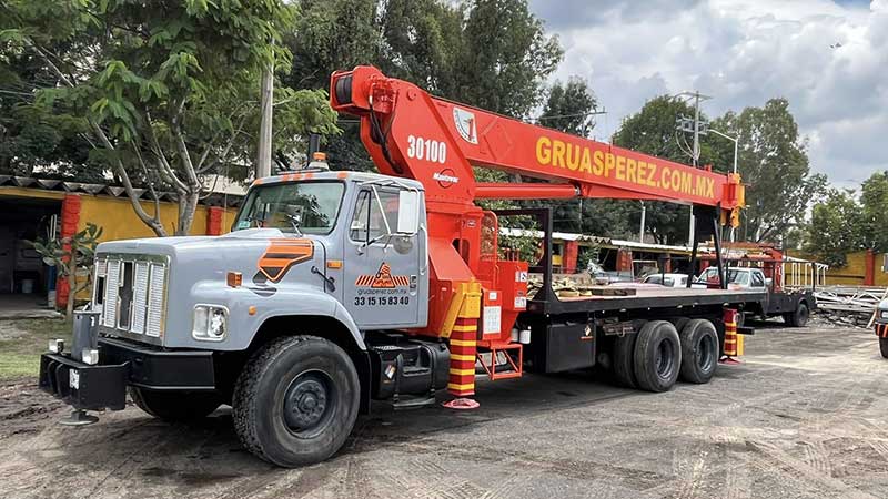 02-grua-titan-de-30-toneladas-gruas-industriales-perez-renta-de-gruas-industriales