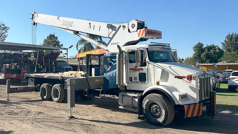 02-grua-titan-de-35-toneladas-gruas-industriales-perez-renta-de-gruas-industriales-y-gruas-titan