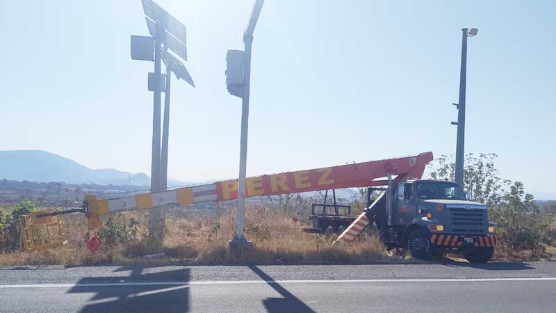 03-grua-titan-de-24-toneladas-gruas-industriales-perez-renta-de-gruas-industriales