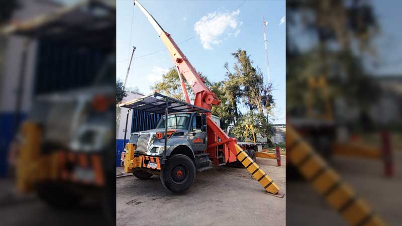 03-grua-titan-de-27-toneladas-gruas-industriales-perez-renta-de-gruas-industriales