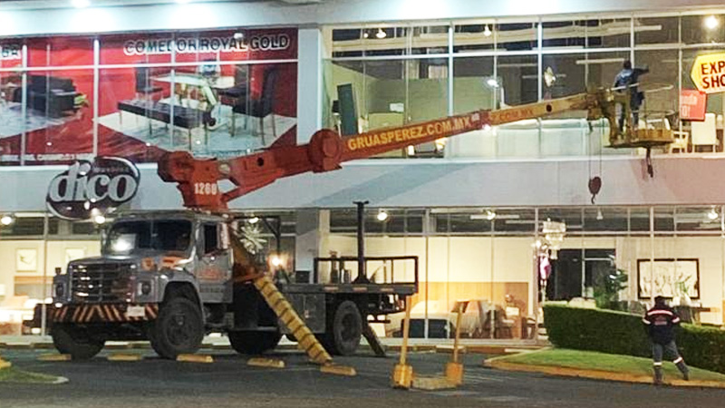 04-grua-titan-de-12-toneladas-gruas-industriales-perez-renta-de-gruas-industriales