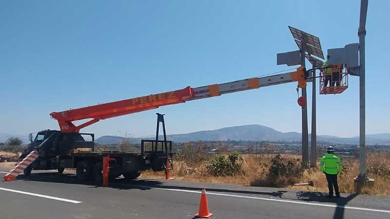 04-grua-titan-de-24-toneladas-gruas-industriales-perez-renta-de-gruas-industriales