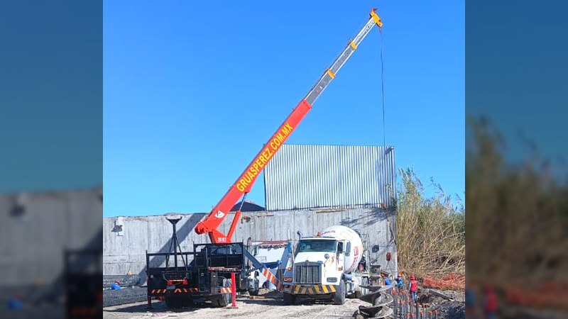 04-grua-titan-de-25-toneladas-gruas-industriales-perez-renta-de-gruas-industriales